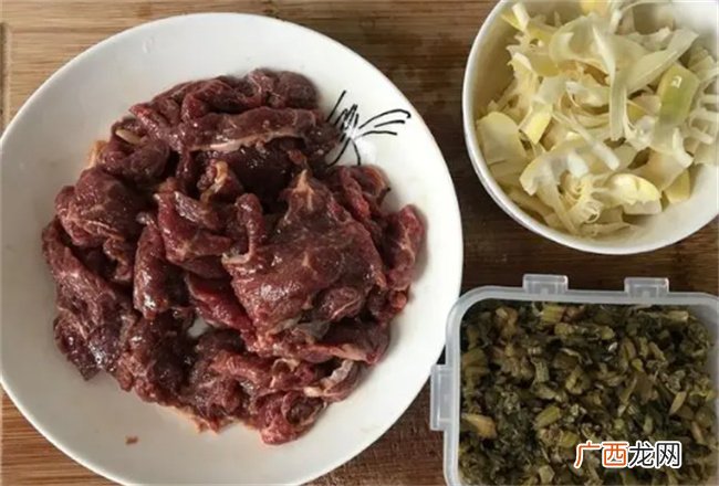 腌制后的雪里蕻有种特殊鲜香味 搭配牛肉炒着吃口味独特