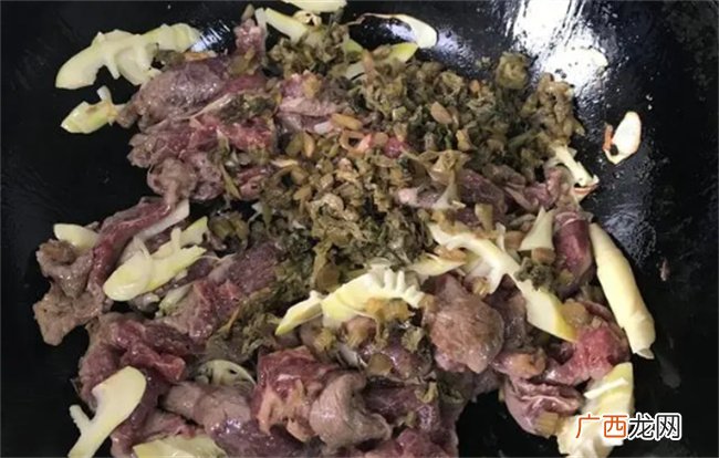 腌制后的雪里蕻有种特殊鲜香味 搭配牛肉炒着吃口味独特