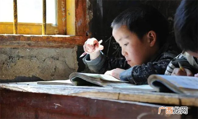 父母别在孩子面前哭穷 会毁掉孩子 别让穷限制孩子的眼界