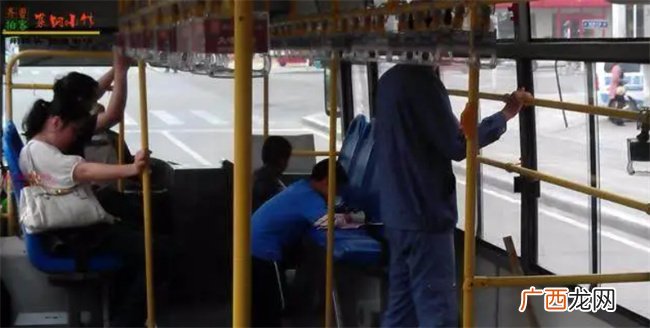 孩子没完成作业 老师点名批评 妈妈发张照片老师一言不发