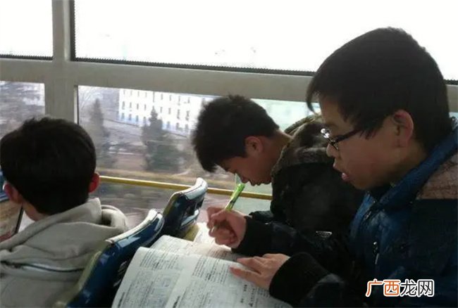 孩子没完成作业 老师点名批评 妈妈发张照片老师一言不发