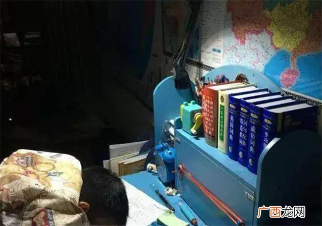 孩子没完成作业 老师点名批评 妈妈发张照片老师一言不发