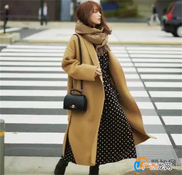 大龄女性要多一点女人味 这些时髦又有女人味的穿搭 值得推荐