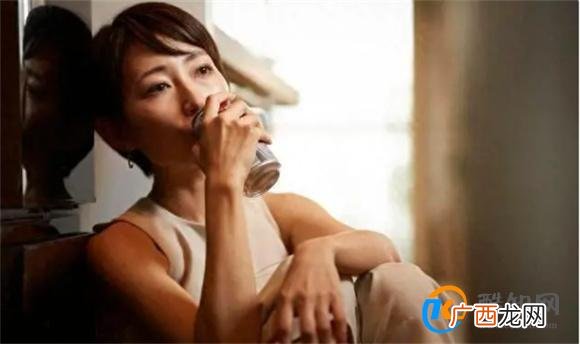 人到中老年 多喝酒能活血化瘀 出现三个现象说明你该戒酒了