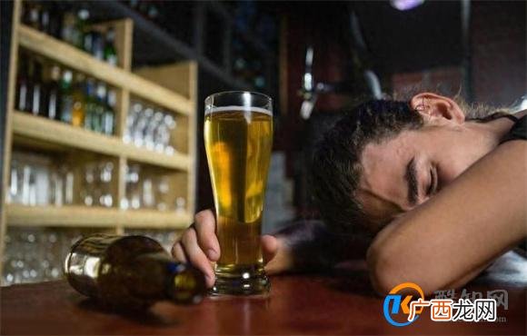 人到中老年 多喝酒能活血化瘀 出现三个现象说明你该戒酒了