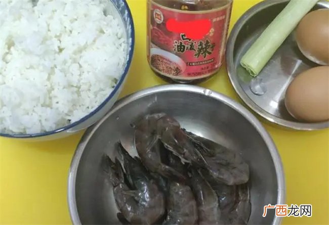 虾 油泼辣子瞎炒饭 香辣鲜香吃起来绝对够味 特简单