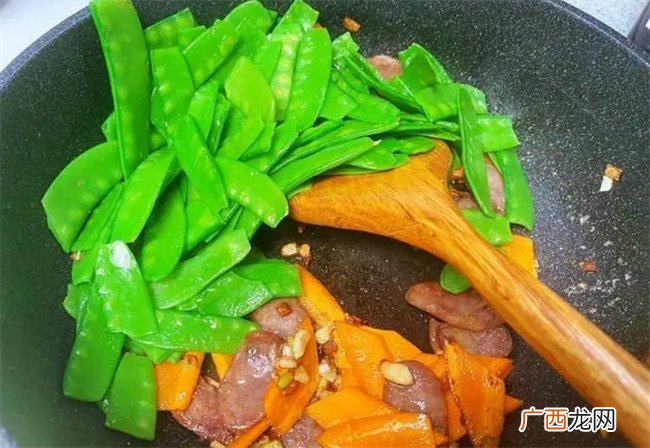又绿又脆的荷兰豆炒腊肠 不仅颜值高而且也是下饭神器