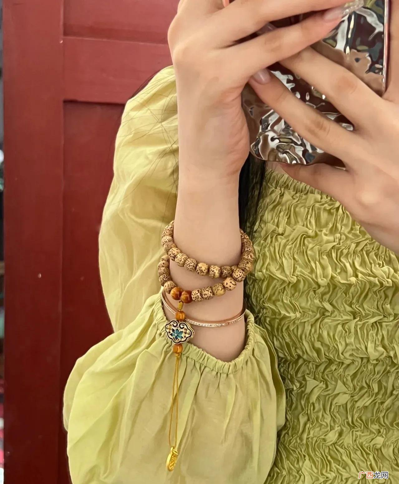 女人戴翡翠好还是玉好 最适合女士戴的8种手串