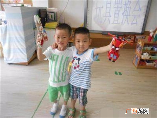 孩子用10元换小朋友100元 妈妈却说：你这孩子真没头脑