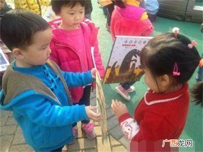孩子用10元换小朋友100元 妈妈却说：你这孩子真没头脑