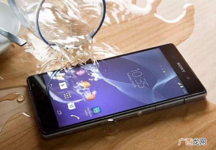智能手机意外进水修复方法 手机泡水里了还能修得好吗