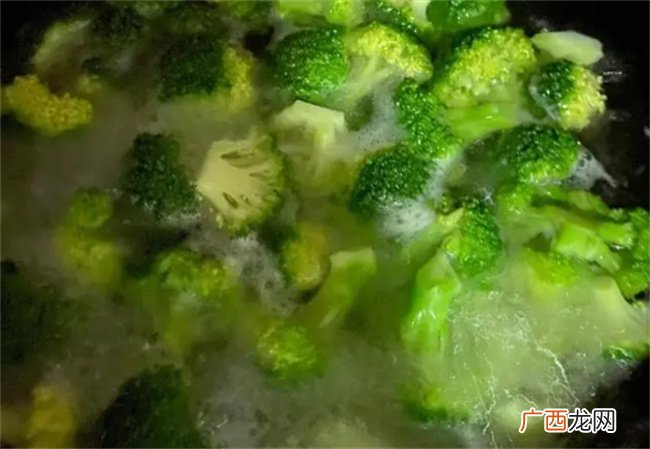 健康低脂的“西兰花炒虾仁”鲜美清爽减肥人士必备之选