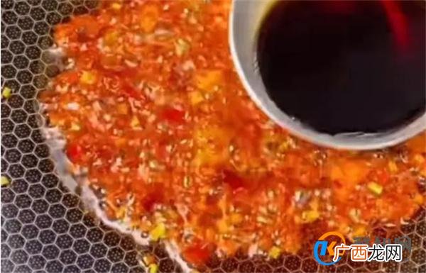 色泽红亮的“金针菇培根卷”汤汁浓郁 简单易做出锅必光