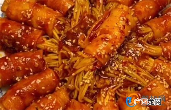 色泽红亮的“金针菇培根卷”汤汁浓郁 简单易做出锅必光