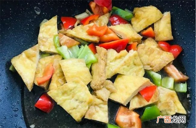 咬上一口鲜嫩多汁 回味无穷这就是焖烧油豆腐 简单易上手