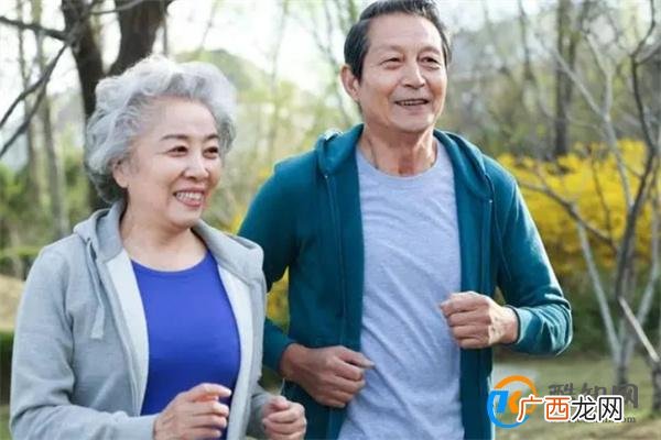 两位60岁大爷,一人天天锻炼,另一人偶尔锻炼,后来谁身体更好?