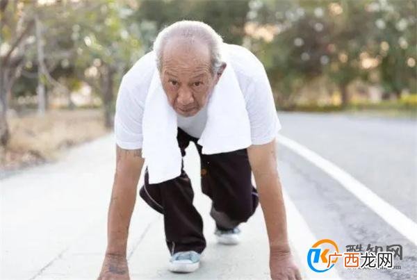 两位60岁大爷,一人天天锻炼,另一人偶尔锻炼,后来谁身体更好?