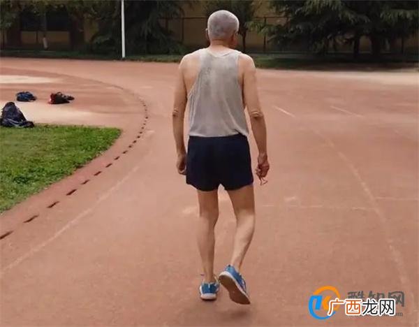 两位60岁大爷,一人天天锻炼,另一人偶尔锻炼,后来谁身体更好?