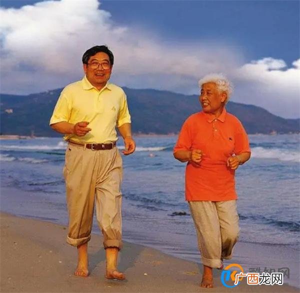 两位60岁大爷,一人天天锻炼,另一人偶尔锻炼,后来谁身体更好?
