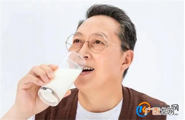 老年人若长期喝牛奶的话 身体会发生哪些变化 可别太晚知道
