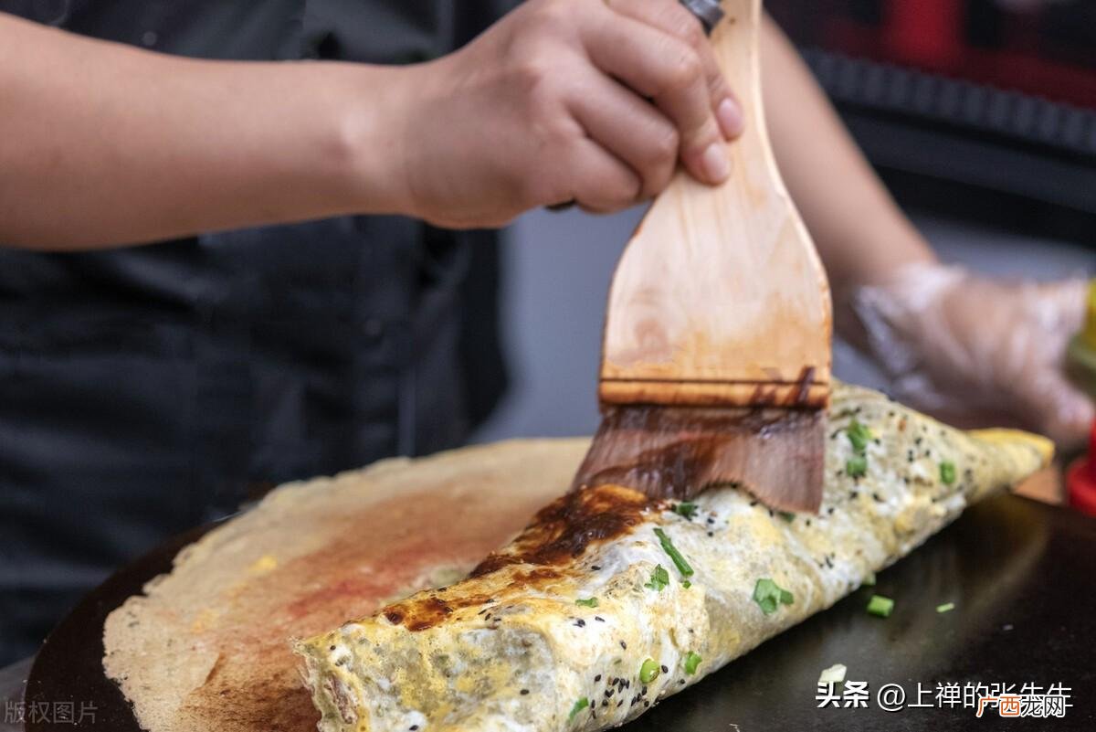 煎饼果子摆地摊收入如何 卖煎饼果子一般一月能挣多少钱