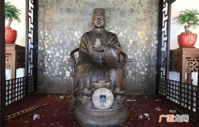 八字命理中如何通过十神结构分析命主的财富多寡