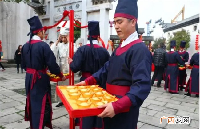 八字命理中如何通过十神结构分析命主的财富多寡