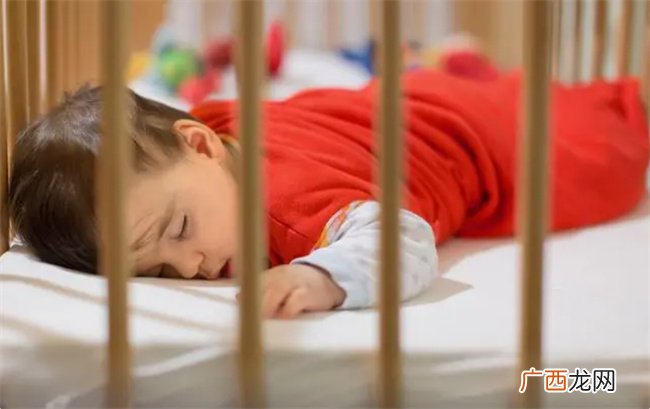 父母过于强势 会影响孩子的语言表达 要给他们表达的机会