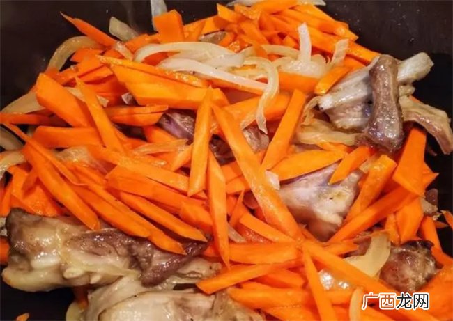 在家也能做出美味绝伦的“羊肉抓饭”鲜香十足 简单易做