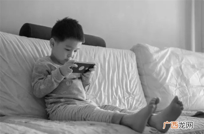 戒掉孩子玩手机只需一招 既能解决问题 又能促进父子关系