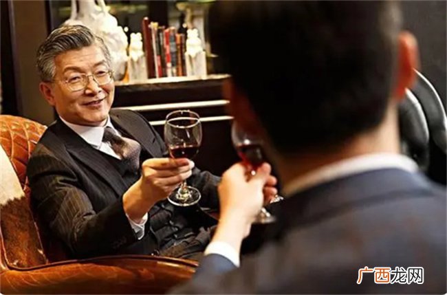 解析命理学中如何推断出命主的工作是否称心如意？