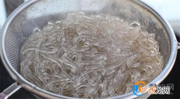 红薯粉丝要泡多久才能煮红薯粉用开水泡还是冷水泡好_酷知科普