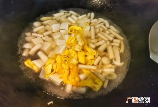 豆腐汤配上海鲜菇 烧出来的味道那叫一个“鲜”简单易做
