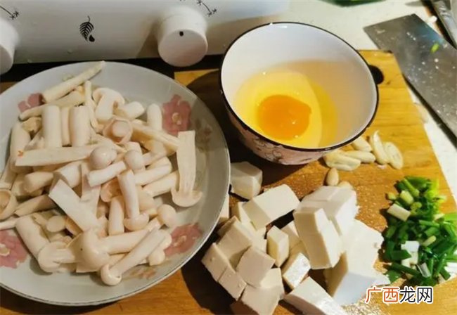 豆腐汤配上海鲜菇 烧出来的味道那叫一个“鲜”简单易做