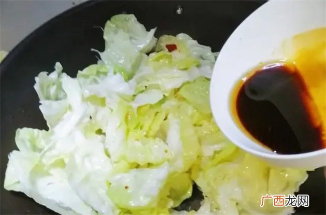 清淡爽口的“手撕包菜”简单超下饭 减肥餐的最佳选择