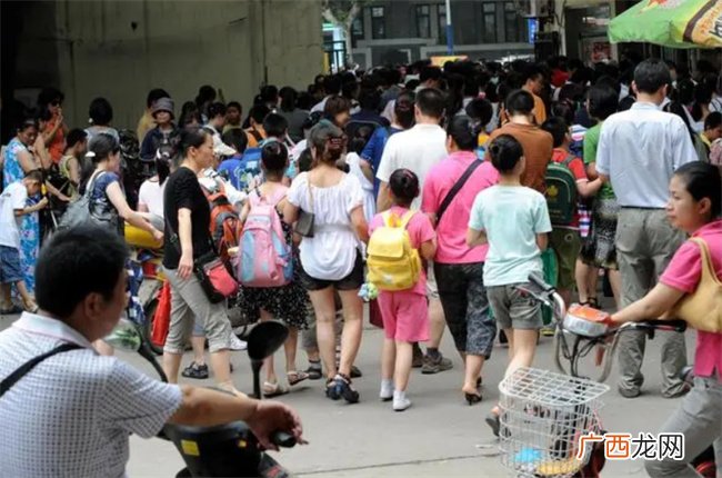 都是为你好以爱为名的道德绑架补习班 孩子身上一座大山