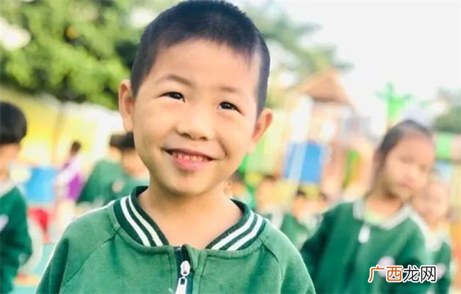 惊讶 八岁女孩自我认同极高 过度表扬的孩子变成了什么样