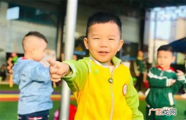 惊讶 八岁女孩自我认同极高 过度表扬的孩子变成了什么样