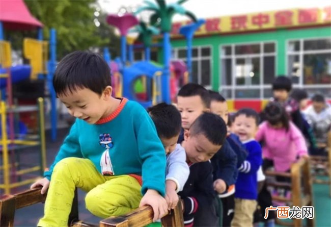 怀胎十月辛苦生出的孩子 为什么和自己不亲近 原因很现实