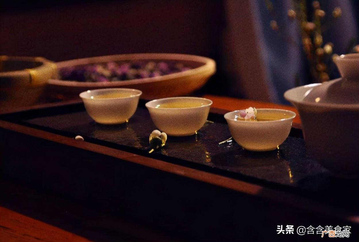 茶桌上讲究6个喝茶礼仪 茶桌主人面向哪个方向摆放