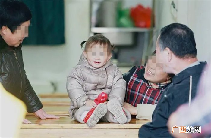 老一辈带孩子 出钱好还是出力好 听听这两类老人不同想法