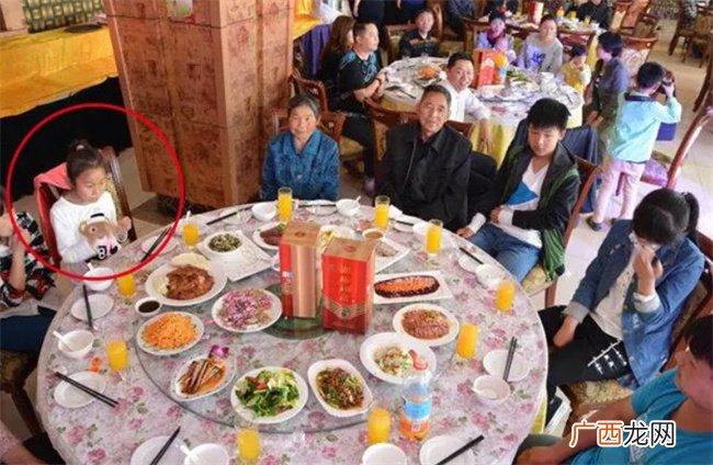 内心缺爱的孩子 身上这3个特征很明显 父母要引起重视