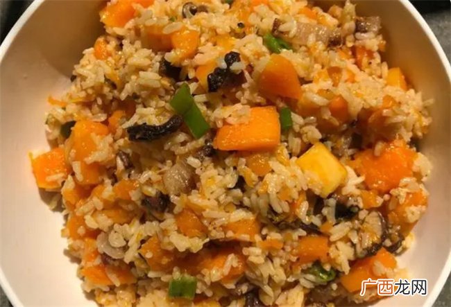 剩米饭不用做炒饭了 配着南瓜也美味 就是南瓜焖饭 超简单
