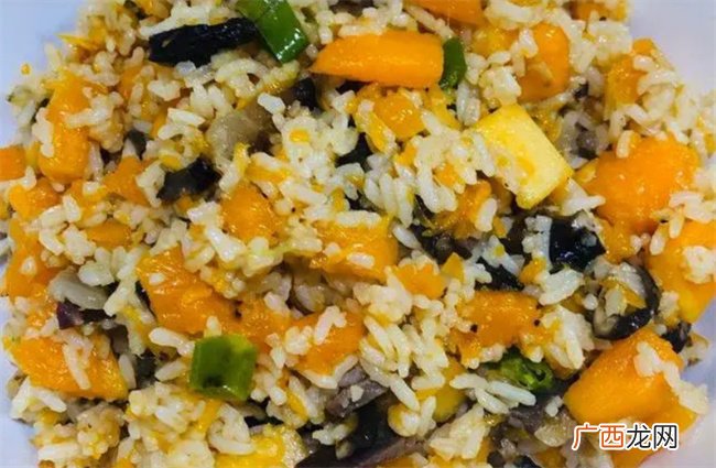 剩米饭不用做炒饭了 配着南瓜也美味 就是南瓜焖饭 超简单