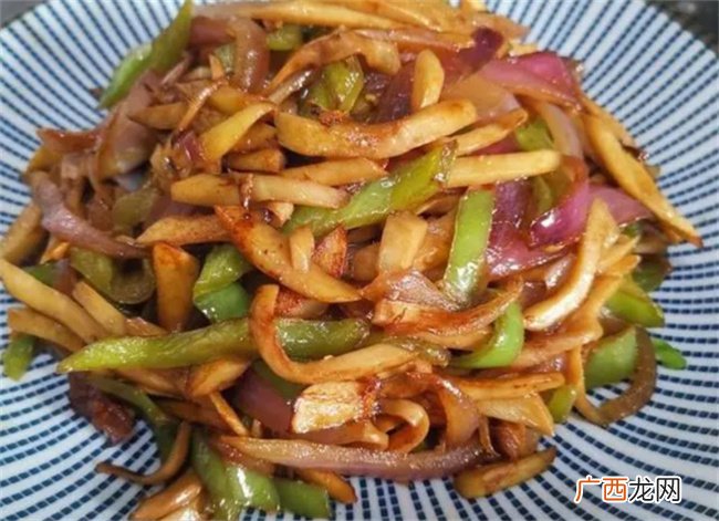 杏鲍菇不配肉 素炒也很美味 它就是“尖椒杏鲍菇”