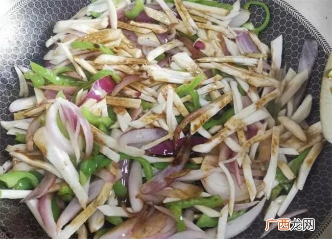 杏鲍菇不配肉 素炒也很美味 它就是“尖椒杏鲍菇”