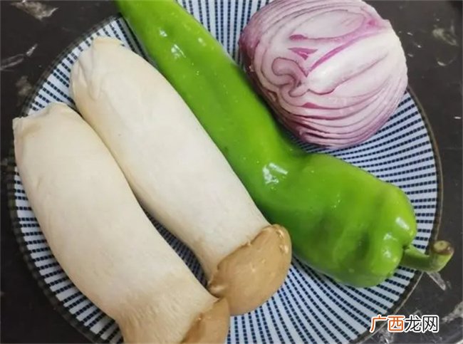 杏鲍菇不配肉 素炒也很美味 它就是“尖椒杏鲍菇”