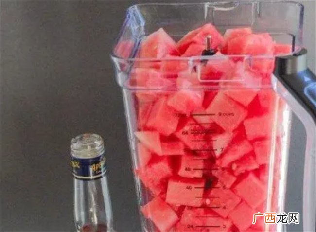 西瓜老少皆宜 换种吃法清凉解暑 那就是西瓜沙冰来看看吧