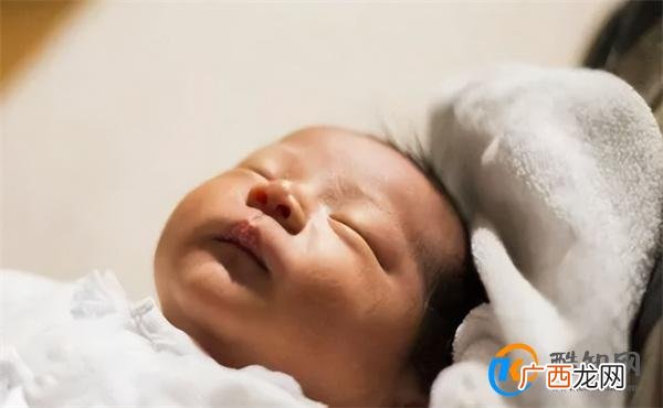 宝宝不爱动是什么原因 为什么宝宝不怎么动