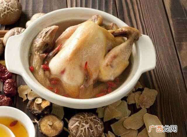 肉鸡在平时生活中应该如何炖煮才可以将肉鸡的食用口感烹制的较为 肉鸡怎么炖好吃